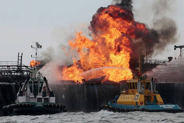 В Норвегии загорелся танкер