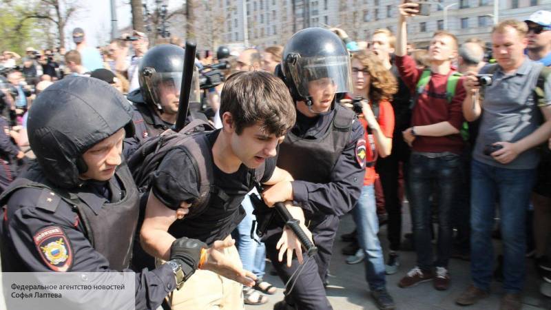 Адвокат назвала сопротивление Устинова полицейским бессмысленным шоу