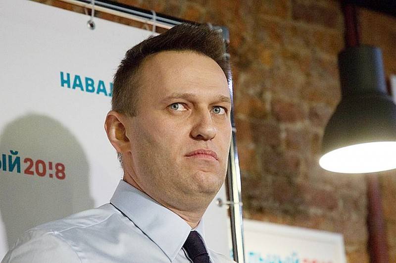 «Вы там держитесь!» Навальный бежал из страны после обысков в его штабах