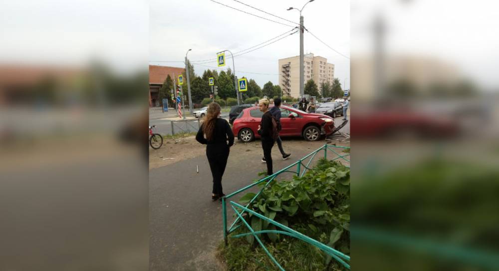 На пересечении Тимуровской и Демьяна Бедного Peugeot снес ограждение и выехал на тротуар