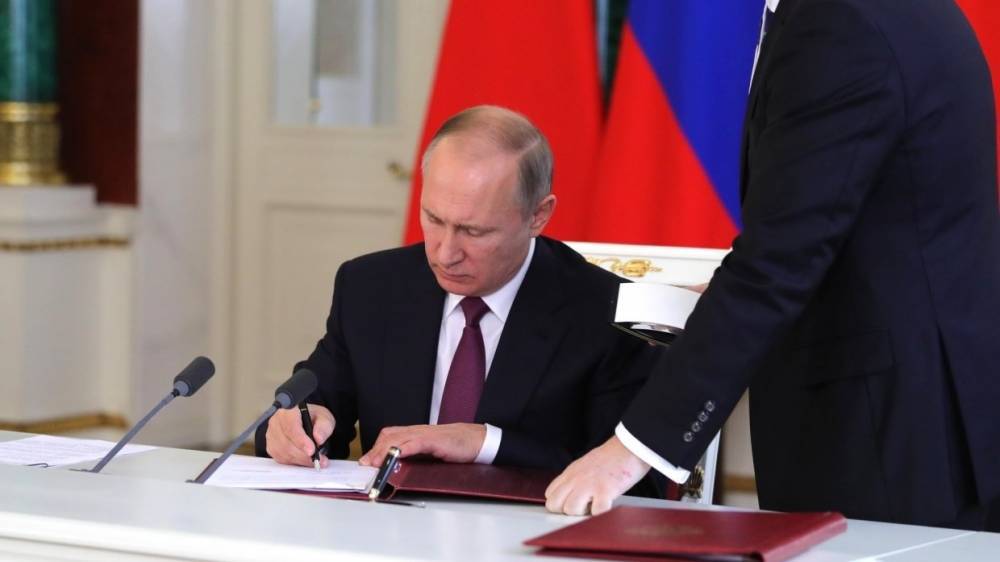 Путин увеличил число стипендий за достижения в технологиях и вооружении