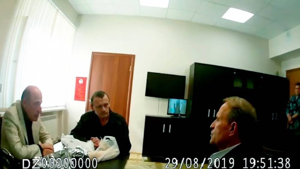 Российское ТВ: Медведчук помогает карателям