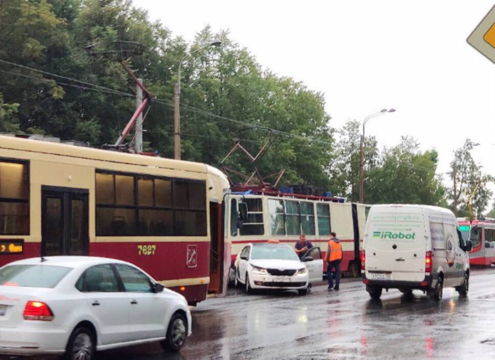 Трамваи встали на Среднеохтинском проспекте после ДТП с такси