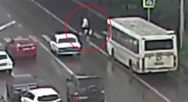 Видео: автобус сбил двух женщин на пешеходном переходе в Красноярске