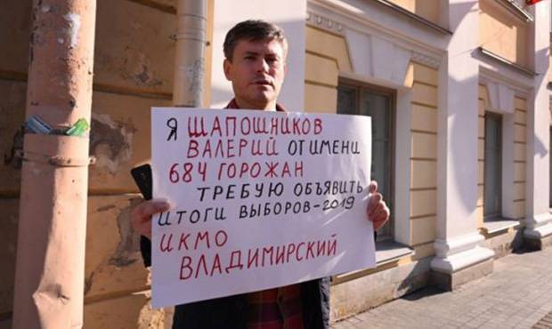 В Петербурге полицейские на руках вынесли оппозиционера, который охранял бюллетени от подмены