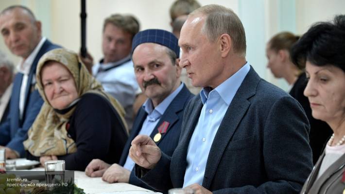 Путин выполнил обещание 20-летней давности, выпив рюмку водки с ополченцами Дагестана