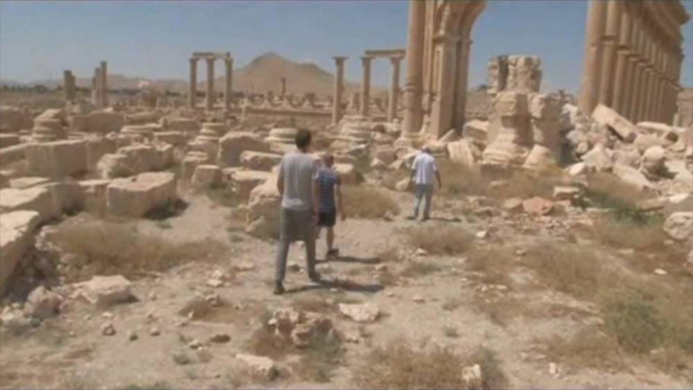 Группа туристов осмотрела руины памятников Пальмиры, уничтоженных ИГИЛ