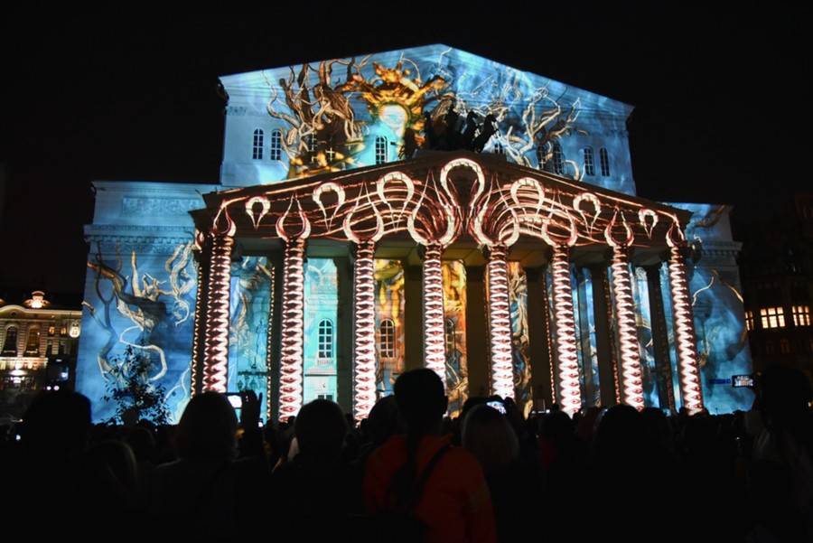 Москва онлайн покажет видеопроекции фестиваля "Круг света" на Театральной площади