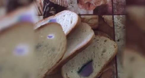 Видео: мужчина купил хлеб с губкой для мытья посуды внутри