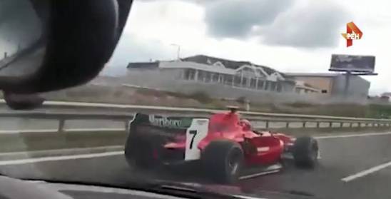 Видео: лихач устроил гонки на авто "Формулы-1" на улице Праги
