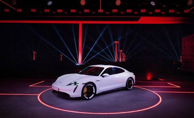 Porsche раскрыл планы по продажам Taycan в России