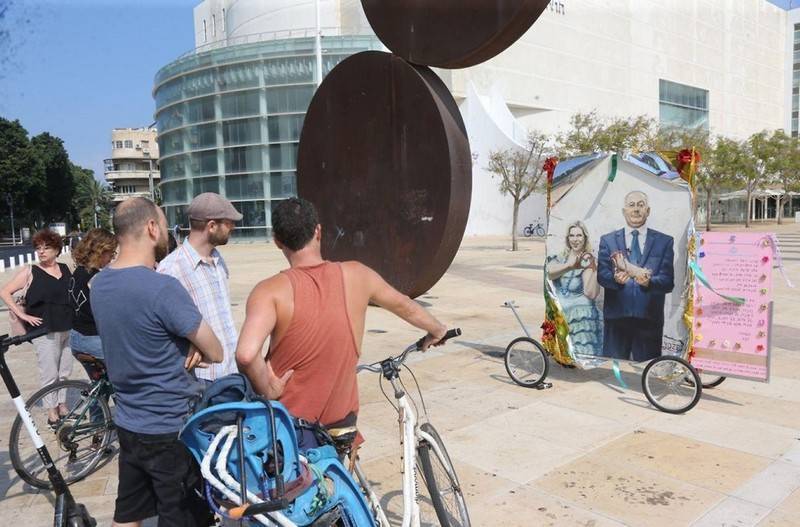 В Тель-Авиве выставили портрет Нетаньяху с оторванной ногой в руках