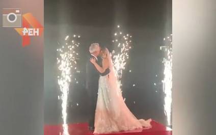 Видео: главный свадебный поцелуй Собчак и Богомолова в фейерверке