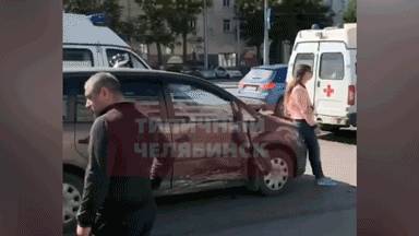 В Челябинске маршрутка влетела в ограждение, пострадало 11 человек — видео.