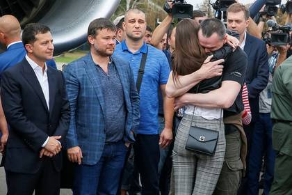 Освобожденный украинец объяснил отсутствие рукопожатия с Зеленским
