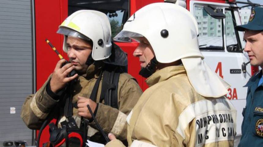 Пожарные в Приморье сняли с крыши парашютиста