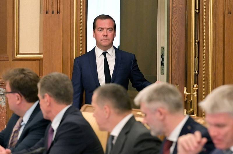 Медведев: "Работать станем меньше, когда экономика пойдет в гору"