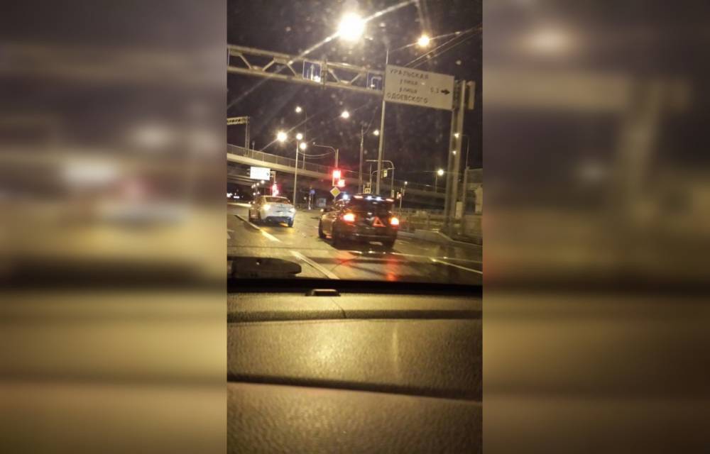 Два BMW и каршеринговая Skoda столкнулись на набережной Макарова