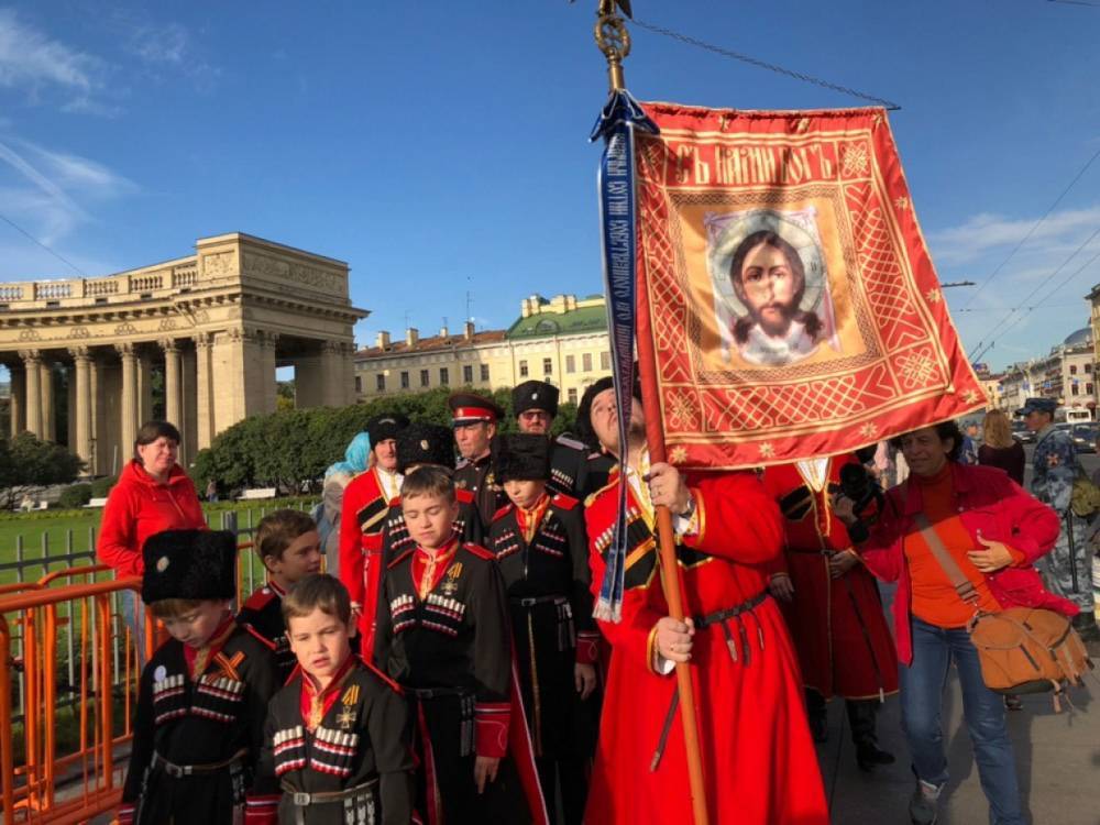 Участники крёстного хода собираются собираются у Казанского собора