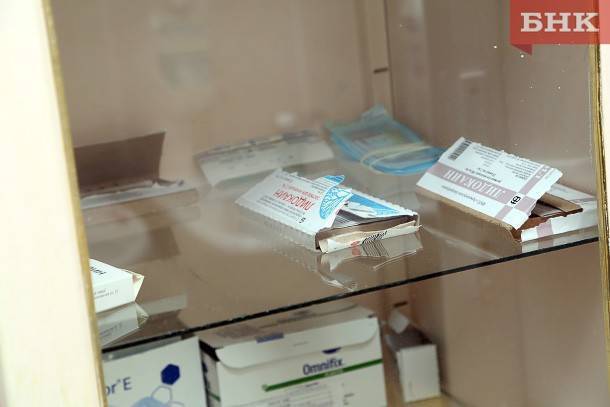 В Усть-Цилемской больнице хранят лекарства в помещении с протекающим потолком