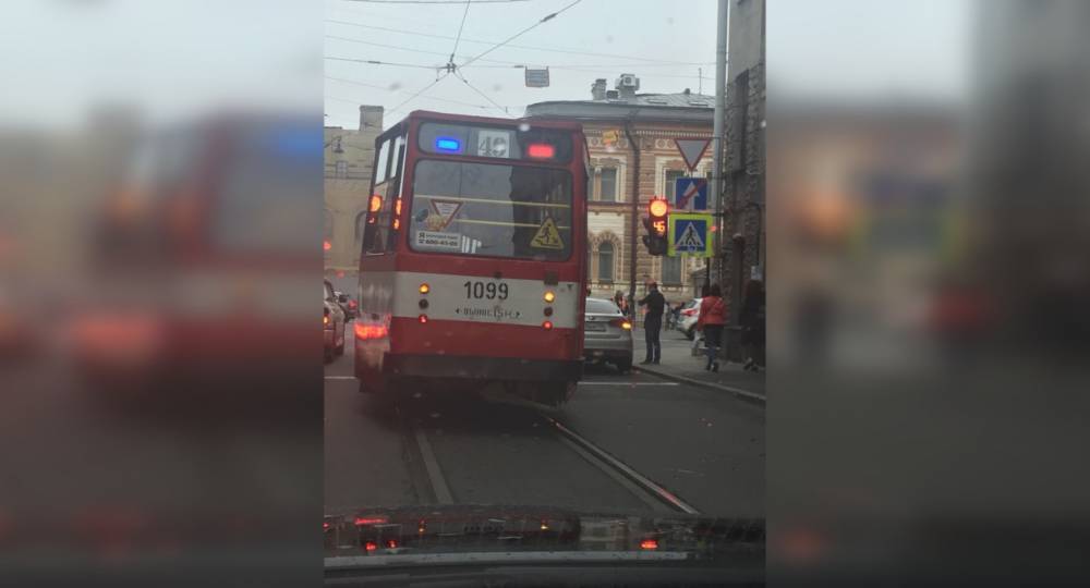 Kia Cerato не пропустил трамвай на пересечении Свечного переулка и Лиговского проспекта