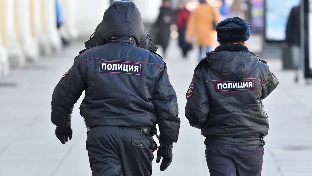 В Красногвардейском районе двое силой похитили телефон и деньги у петербуржца в подъезде