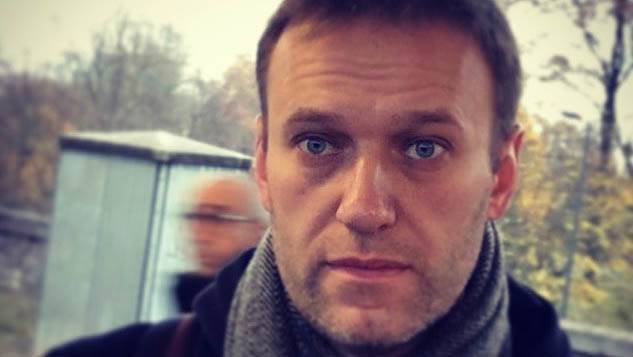 Навальный с семьей сбежал от обысков в США, оставив соратников без копейки
