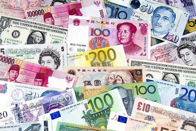 Минфин в 2020 году планирует занимать в валютах, отличных от доллара
