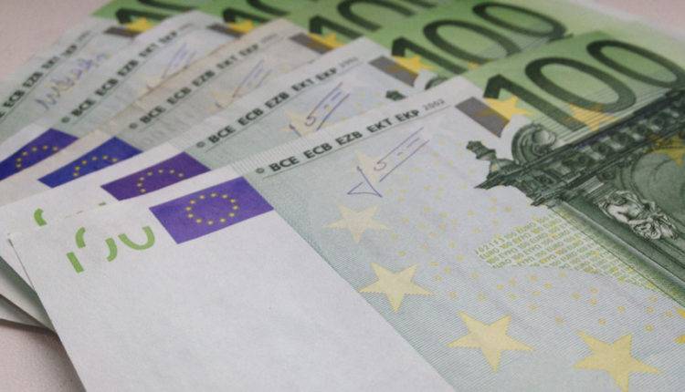 Клиентка московского банка обнаружила в своей ячейке фальшивые евро