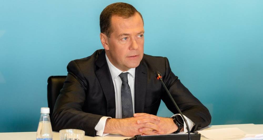 Медведев раскрыл условия сокращения рабочей недели