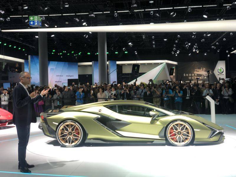 Lamborghini представила во Франкфурте первый гибридный суперкар — видео