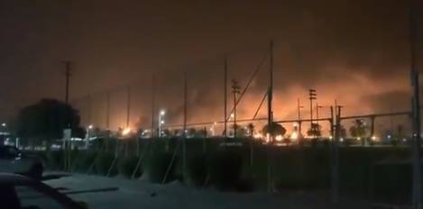 Стрельба и взрывы: нефтяной завод в Саудовской Аравии охвачен огнем