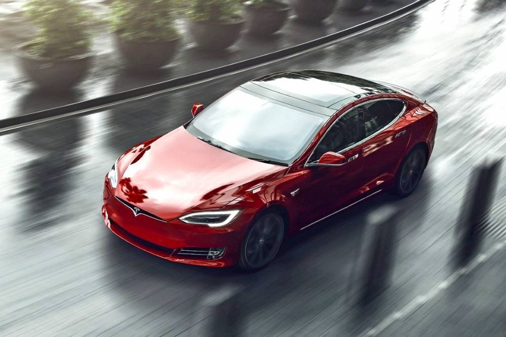 Tesla привезла на Нюрбургринг дизель, чтобы побить рекорд Porsche Taycan