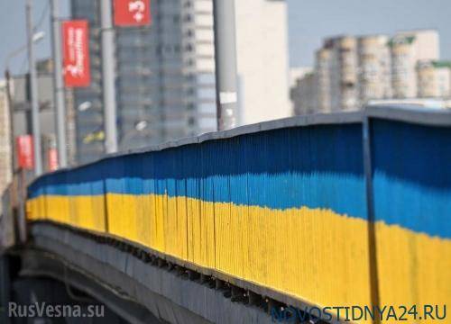 В Киеве кусок «уставшего» моста упал на машину