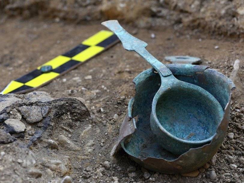 При прокладке канализации в Чехии нашли богатое захоронение II века