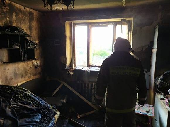 В поселке Нейво-Рудянка в пожаре погибли двое маленьких детей, их мать госпитализирована