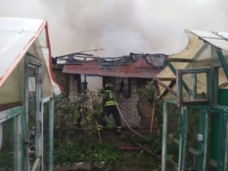 Пожарные службы потушили частный дом в деревне Лаголово