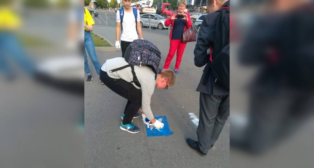 Во Фрунзенском районе молодые активисты закрасили рекламу на асфальте