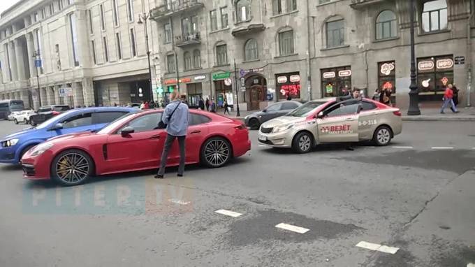 Такси въехало в Porsche 911 на пересечении Лиговского и Кузнечного: собирается пробка