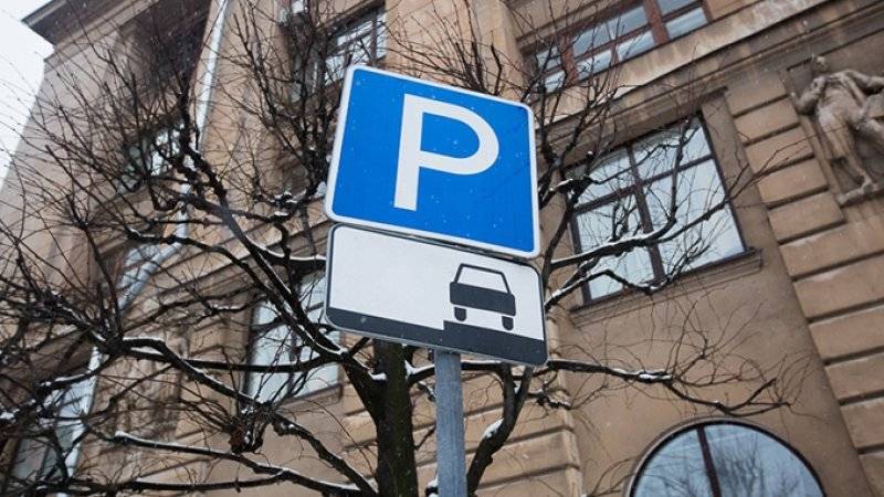 Водителей Москвы предупредили об опасности парковки под деревьями и рекламными щитами