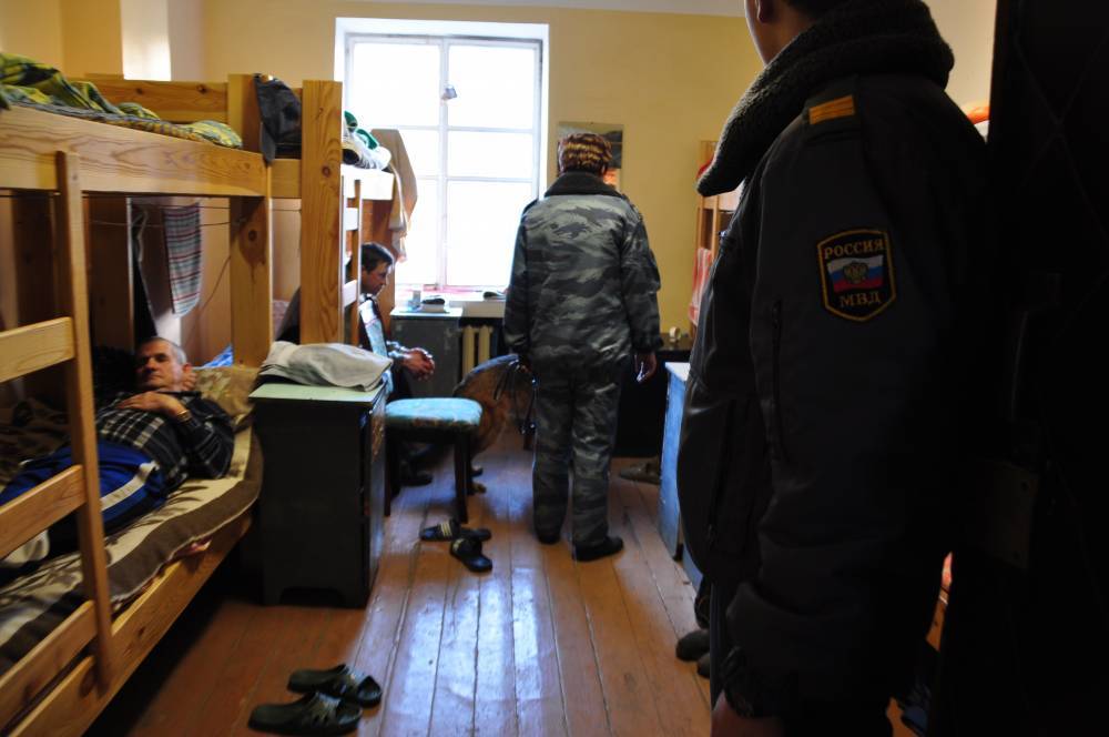 В реабилитационных центрах Ленинградской области насильно удерживали десятки людей, вымогая деньги у их родственников