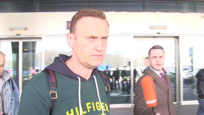 Навальный трусливо сбежал из страны после обысков по делу об отмывании миллиарда