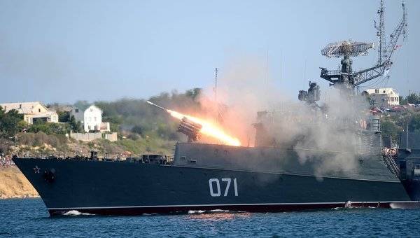 Корабли и авиация ЧФ "уничтожили" подводную лодку в Черном море