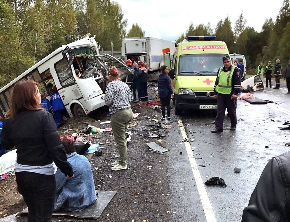 Фура протаранила автобус в Ярославской области: девять погибших