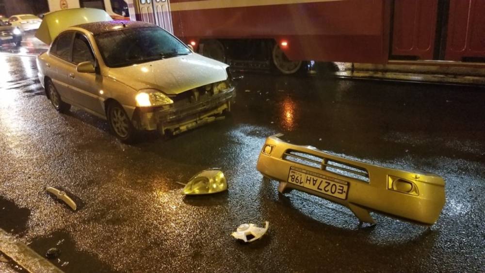 В Невском районе Kia Rio лишилась бампера от столкновения с трамваем