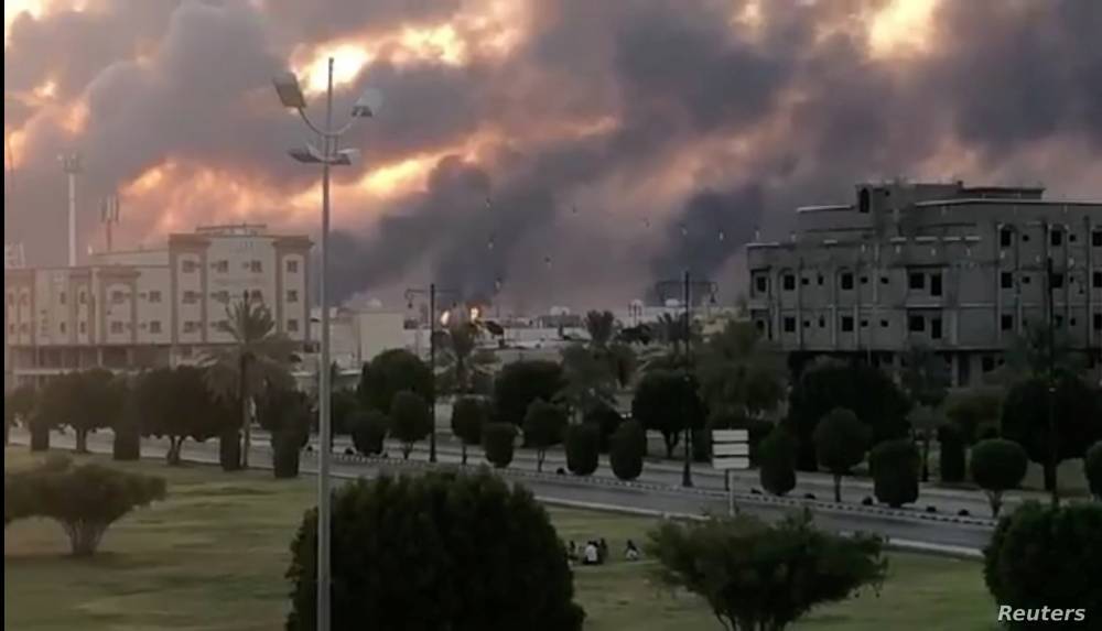 Крупнейший нефтяной завод в Саудовской Аравии атаковали беспилотники, там произошел пожар