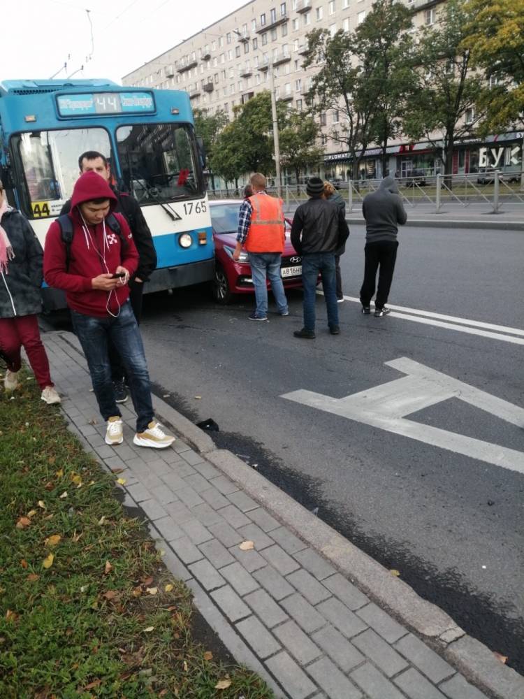 У метро «Ленинский проспект» иномарка столкнулась с троллейбусом
