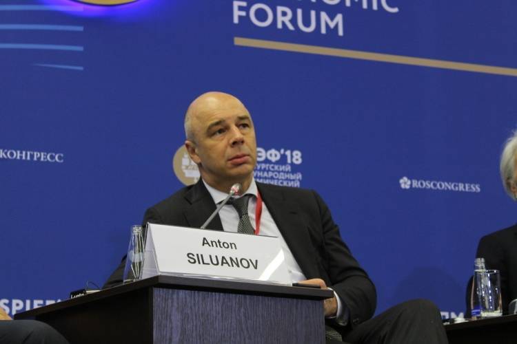 Силуанов не исключил сокращения количества чиновников