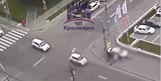 Видео: автомобиль вылетел на тротуар в толпу пешеходов в Красноярске