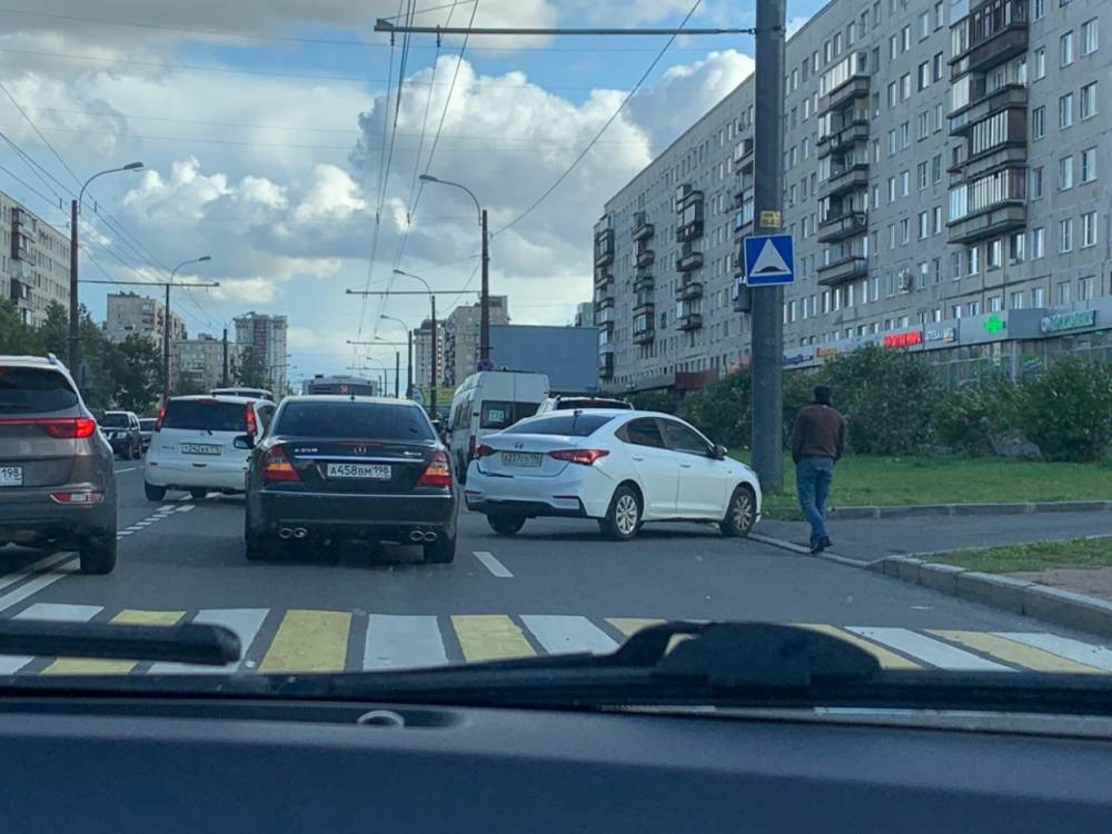 Mercedes и Hyundai не смогли разъехаться на Будапештской улице